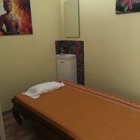 Massageraum, in dem eine Massageliege steht