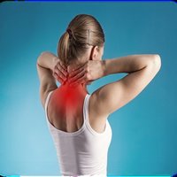 Frau richtet Ihren Rücken in die Kamera und massiert ihren Nacken