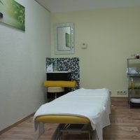 Massageraum, in dem eine Massageliege steht