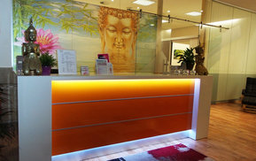 Empfangsbereich des Studios mit Theke und Wartebereich