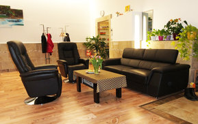 Wartebereich des Studios mit einer Sofagarnitur und einem kleinen Tisch